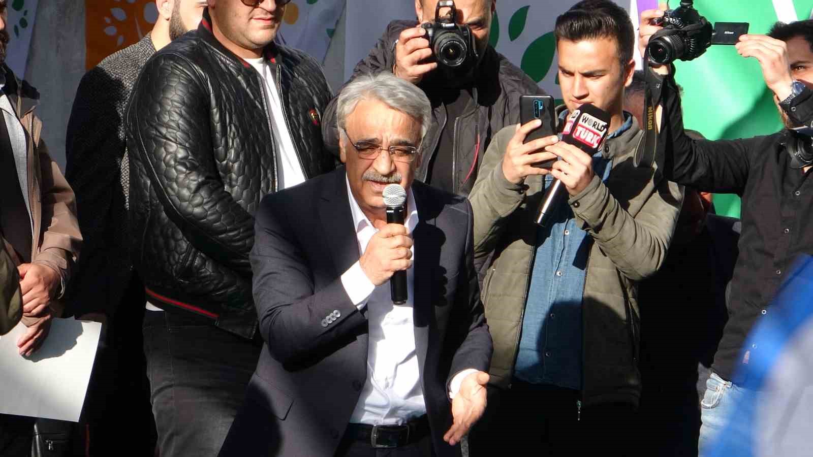 SEÇİM OFİSİNİN AÇILIŞINDA KONUŞAN HDP EŞ GENEL BAŞKANI MİTHAT SANCAR,