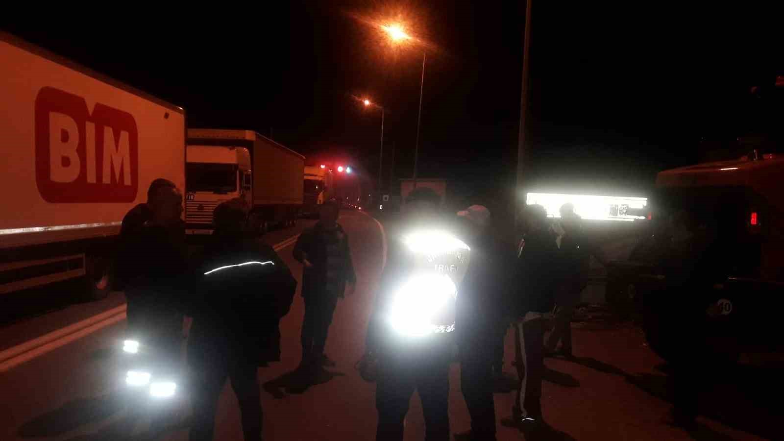ARTVİN-ERZURUM KARAYOLUNDA HEYELAN MEYDANA GELDİ. YOL TOPRAK KAYMASI NEDENİYLE ÇİFT