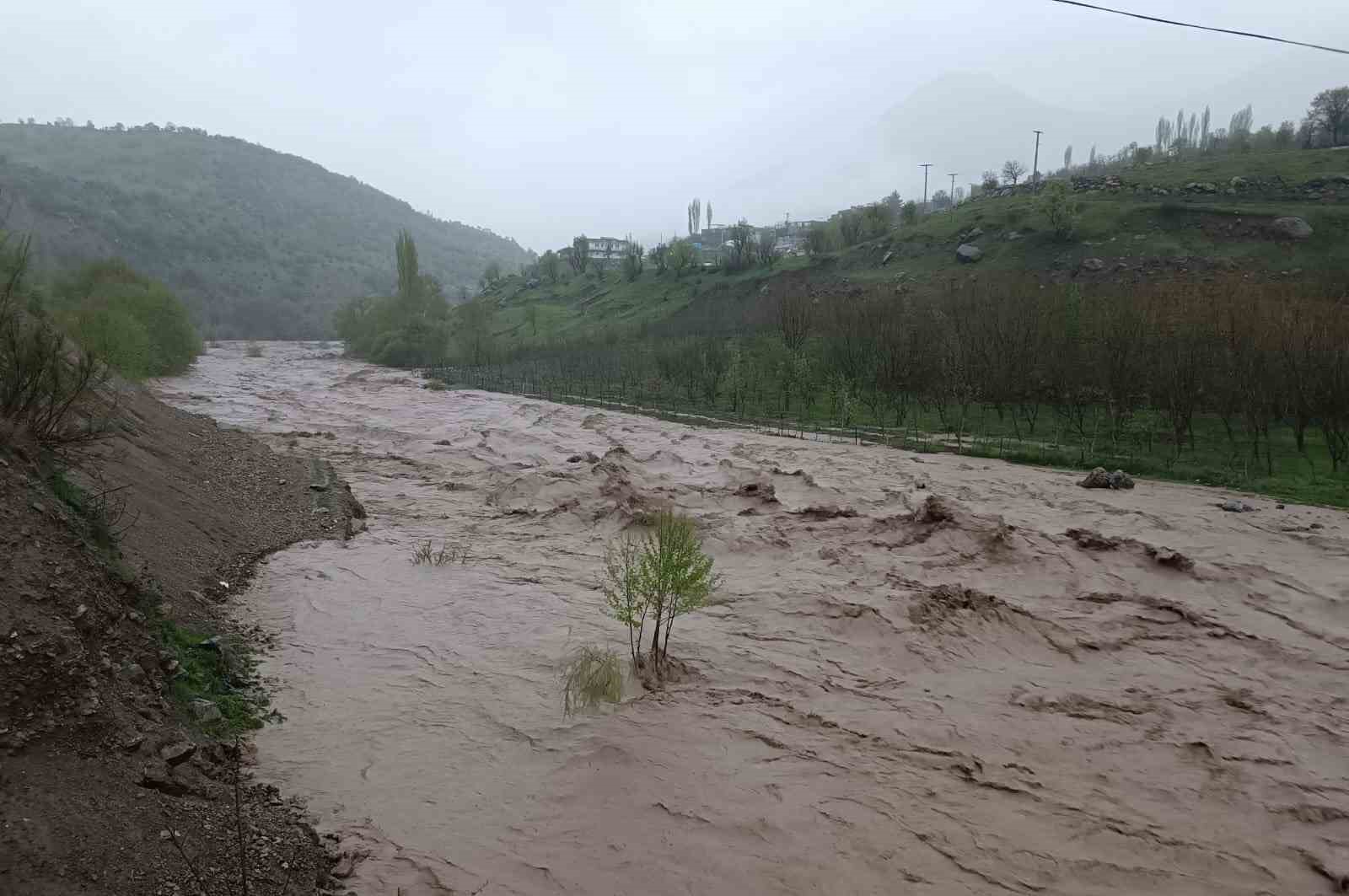 ŞIRNAK’TA SAĞANAK YAĞIŞ HAYATI OLUMSUZ ETKİLERKEN BÜTÜN ÇAY VE DERELER