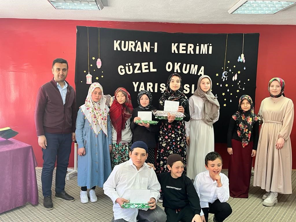 HİSARCIK KARBASAN ORTAOKULUNDA KUR'AN-I KERİM’İ GÜZEL OKUMA YARIŞMASI
