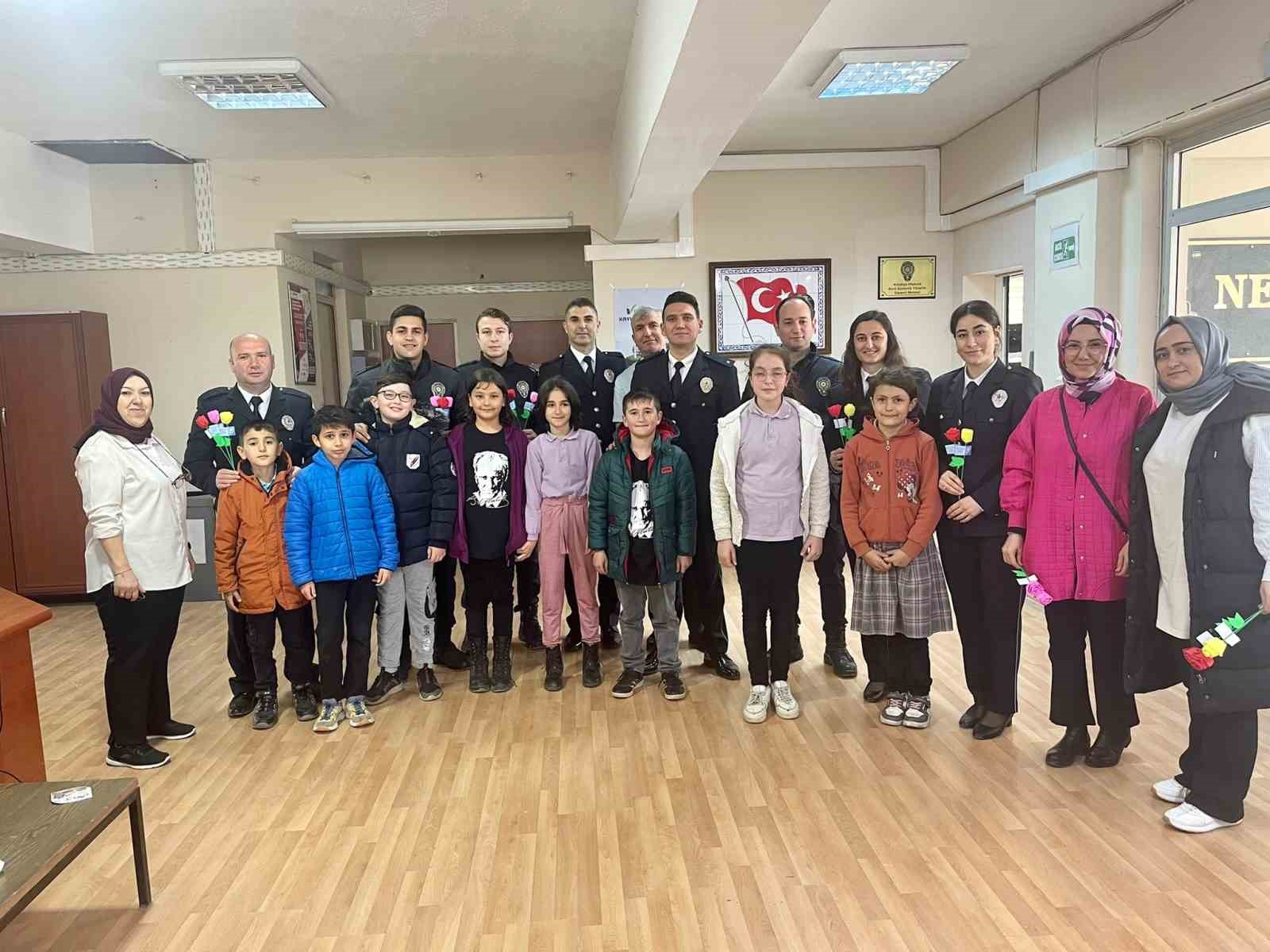 HİSARCIK'TA MİNİK ÖĞRENCİLER POLİS AMCALARININ HAFTASINI KUTLADI