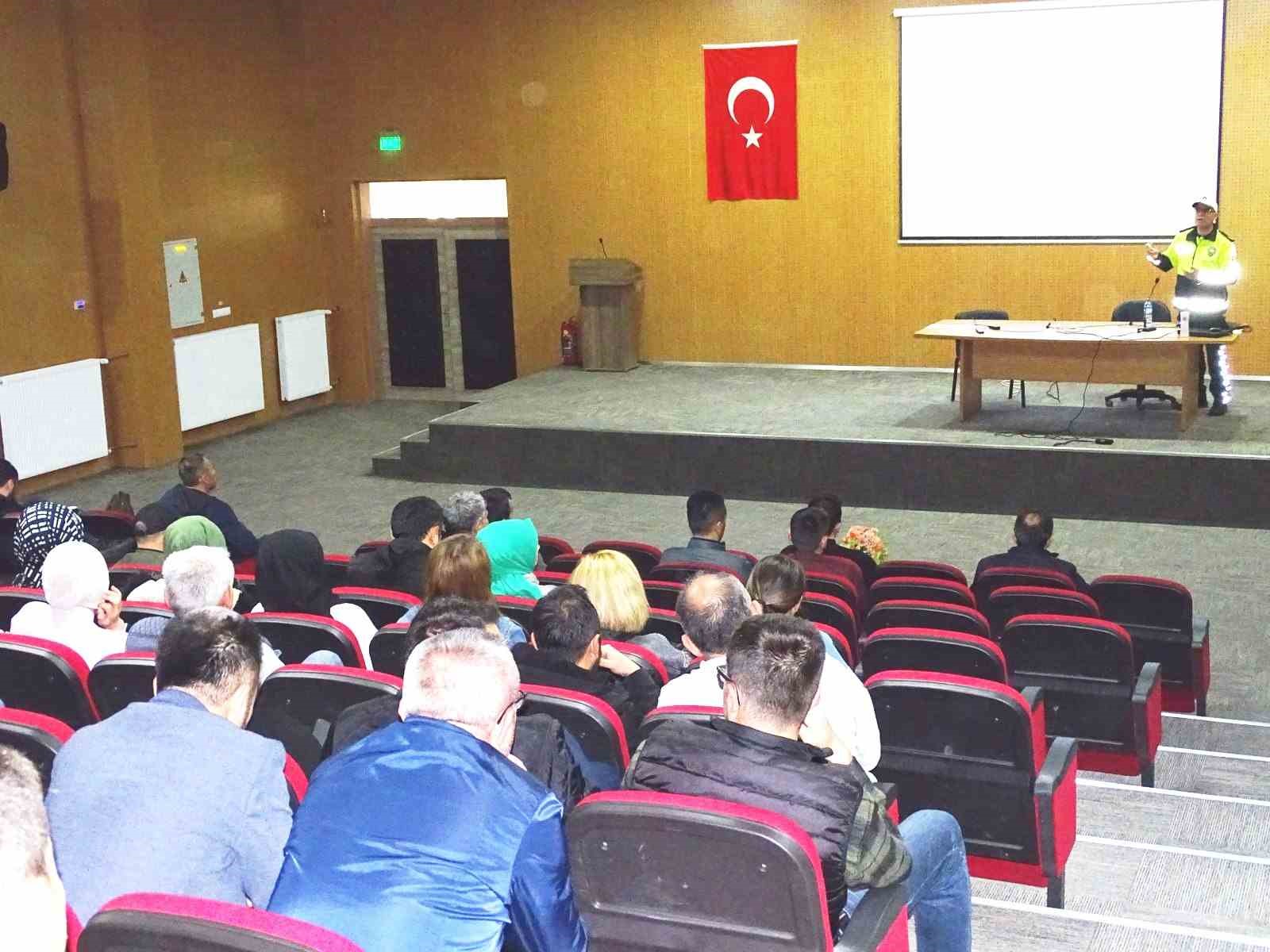 HİSARCIK’TA ÖĞRETMENLERE GÜVENLİ ARAÇ KULLANIMI SEMİNERİ