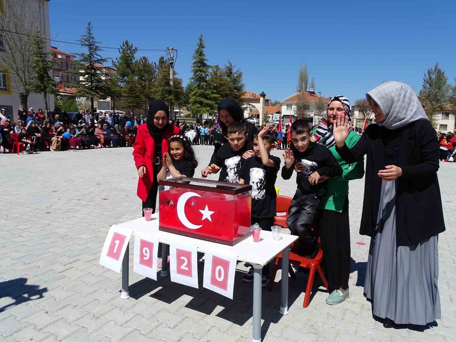 HİSARCIK’TA ÖZEL ÖĞRENCİLERİNDEN TÜRK BAYRAĞI GÖSTERİSİ
