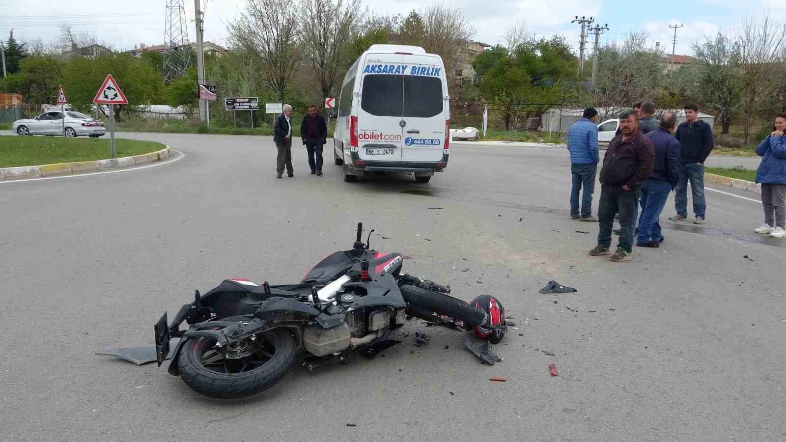 AKSARAY’DA KADIN SÜRÜCÜNÜN KULLANDIĞI HIZ MOTOSİKLETİNİN MİNİBÜSE ÇARPMASI SONUCU MEYDANA