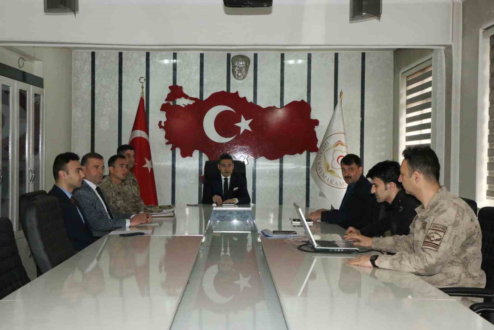 BİTLİS’İN HİZAN KAYMAKAMI NURHALİL ÖZÇELİK BAŞKANLIĞINDA 'SEÇİM GÜVENLİĞİ TOPLANTISI' YAPILDI.