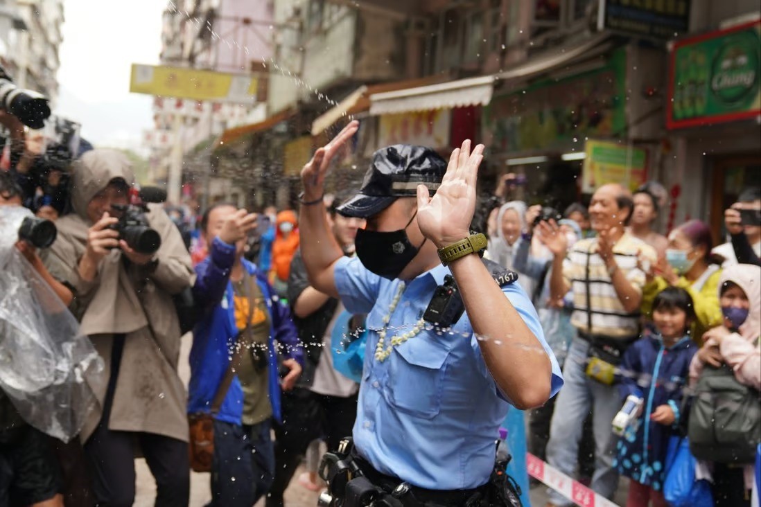 HONG KONG'DA TAY YENİ YILI SONGKRAN KUTLAMALARI SIRASINDA SU TABANCASIYLA