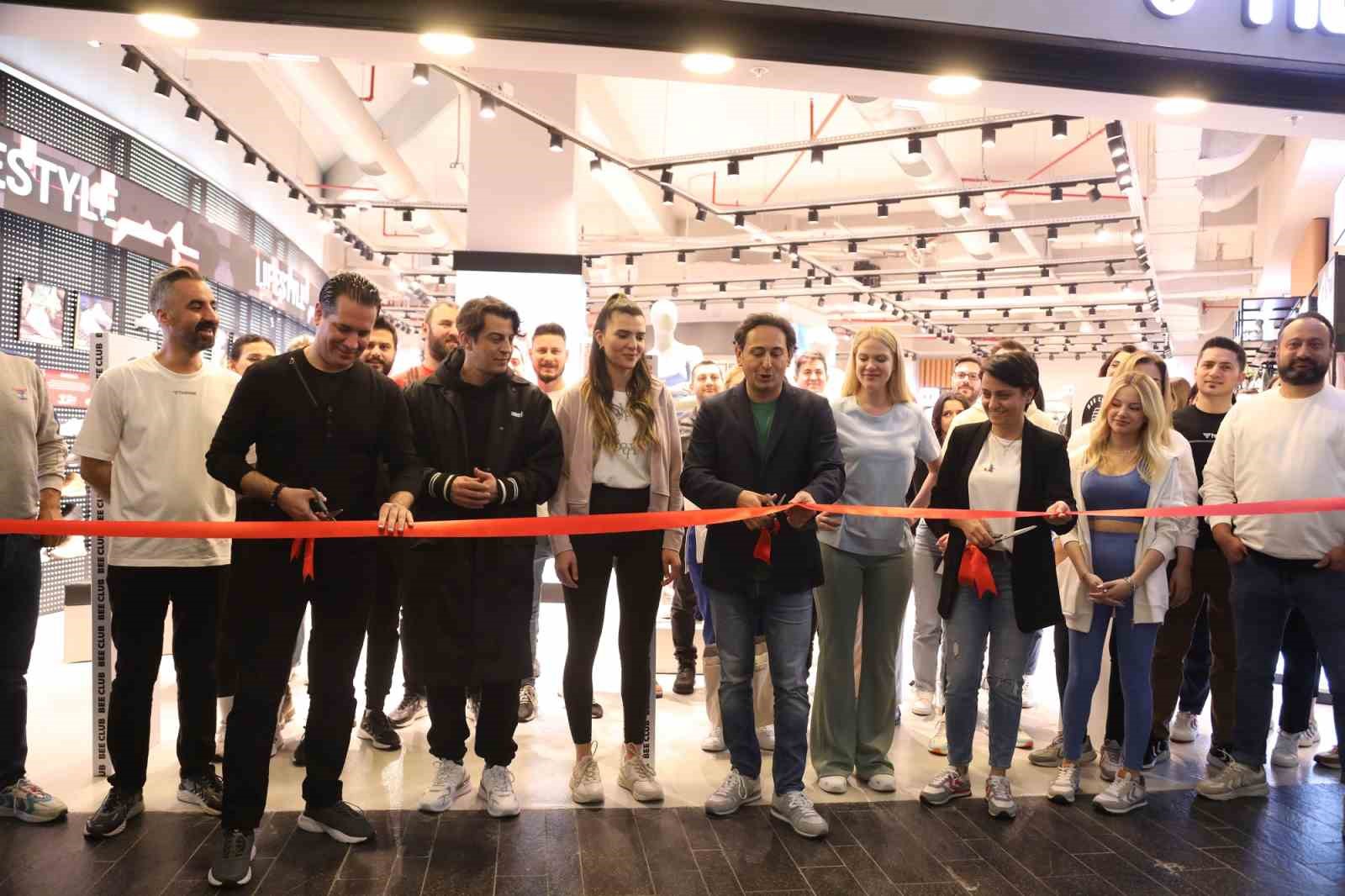 SPOR GİYİM MARKASI HUMMEL, DNA KONSEPTLİ EN BÜYÜK MAĞAZA AÇILIŞINI