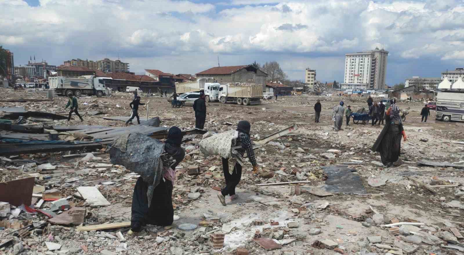 DEPREMDE BİNLERCE BİNANIN YIKILDIĞI MALATYA’DA ENKAZ KALDIRMA ÇALIŞMASI SÜRERKEN, GERİDE