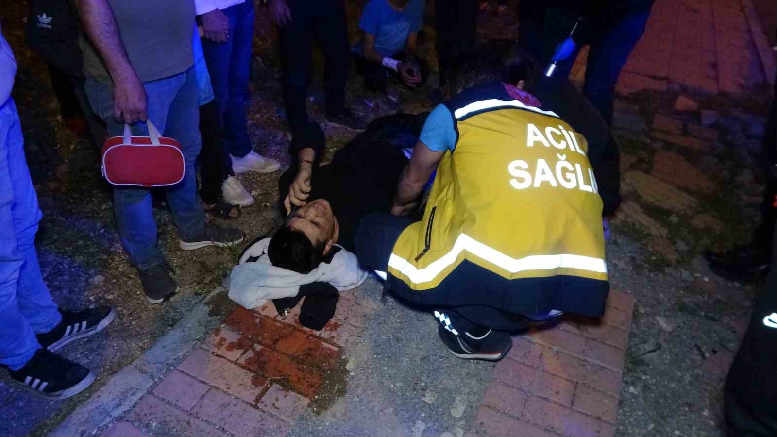 MERSİN'DE AĞACA ÇARPARAK HURDAYA DÖNEN OTOMOBİLİN YARALI SÜRÜCÜSÜ, YATTIĞI YERDEN