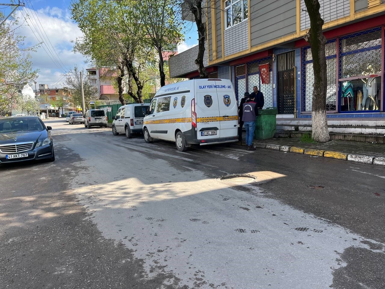 KOCAELİ'NİN KÖRFEZ İLÇESİNDE YOLDA YÜRÜYEN KİŞİYE, HUSUMETLİSİ OLDUĞU ÖĞRENİLEN ŞÜPHELİ