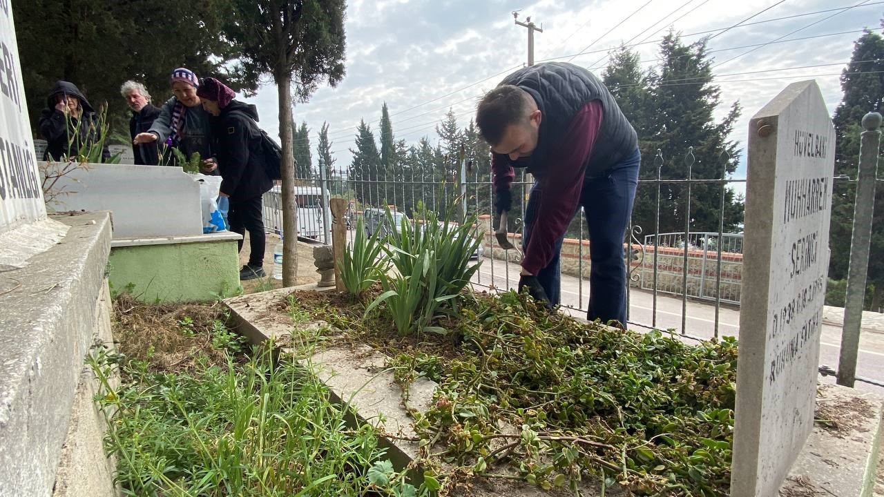 KOCAELİ'DE RAMAZAN BAYRAMI ÖNCESİNDE YAKINLARININ KABİRLERİNİ ZİYARET EDEN VATANDAŞLAR, MEZARLARI