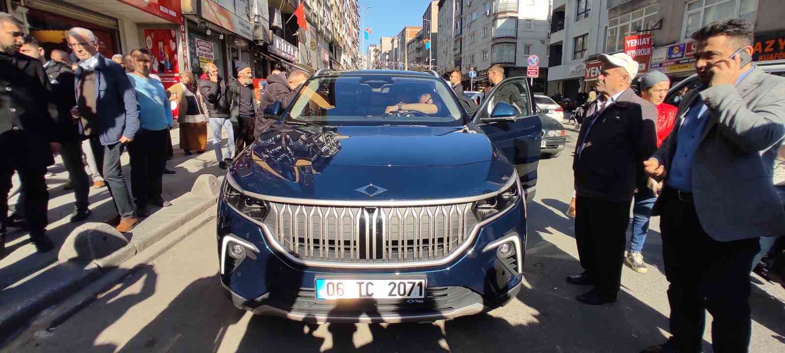 İÇİŞLERİ BAKANI SÜLEYMAN SOYLU, TOGG İLE ESENLER SOKAKLARINI GEZDİ