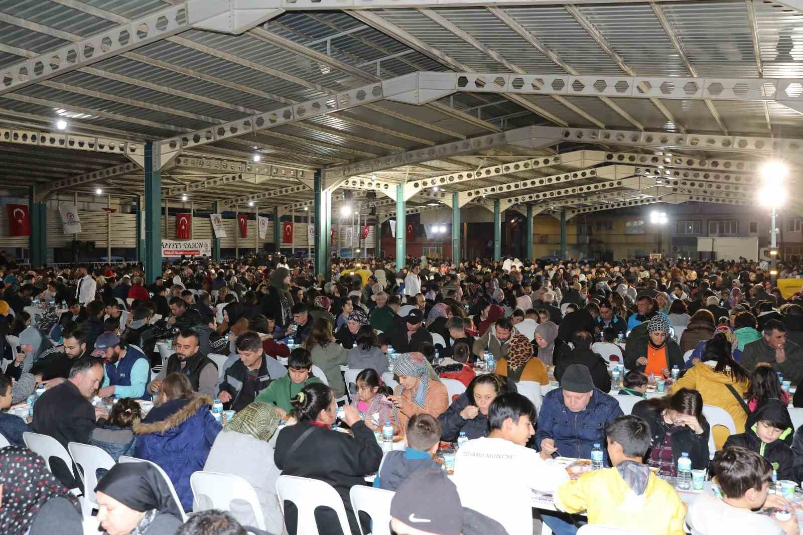 DENİZLİ BÜYÜKŞEHİR BELEDİYESİNİN HER GÜN FARKLI BİR MAHALLEDE DÜZENLEDİĞİ İFTAR
