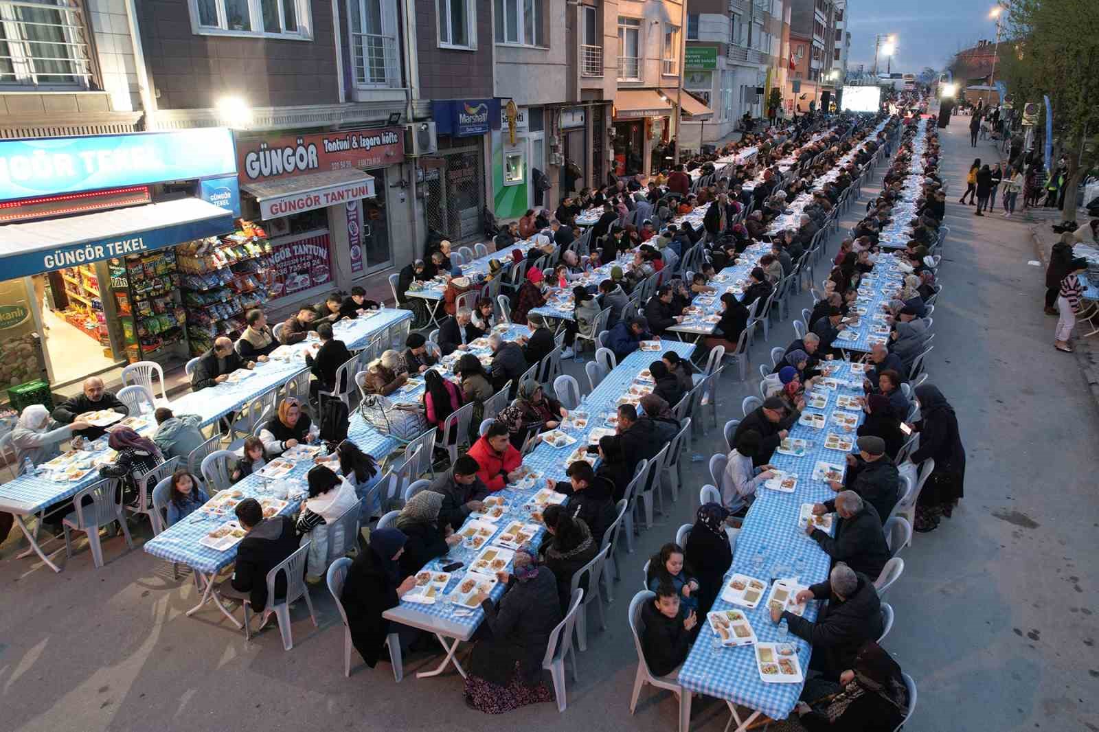 ŞİRİNTEPE MAHALLESİ’NDE KURULAN İFTAR SOFRALARI ÇOK SAYIDA MAHALLE SAKİNİNİN KATILIMI