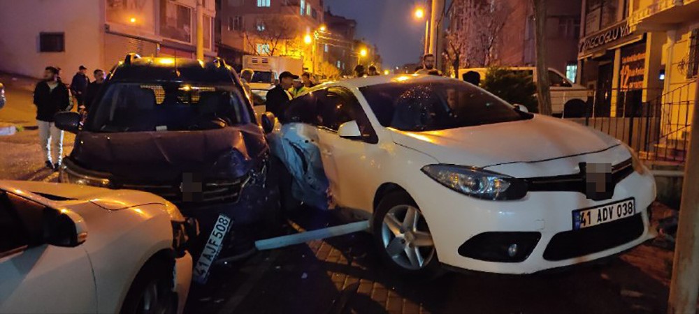 KOCAELİ'NİN GEBZE İLÇESİNDE SEYİR HALİNDE OLAN HAFİF TİCARİ ARAÇ SÜRÜCÜ,