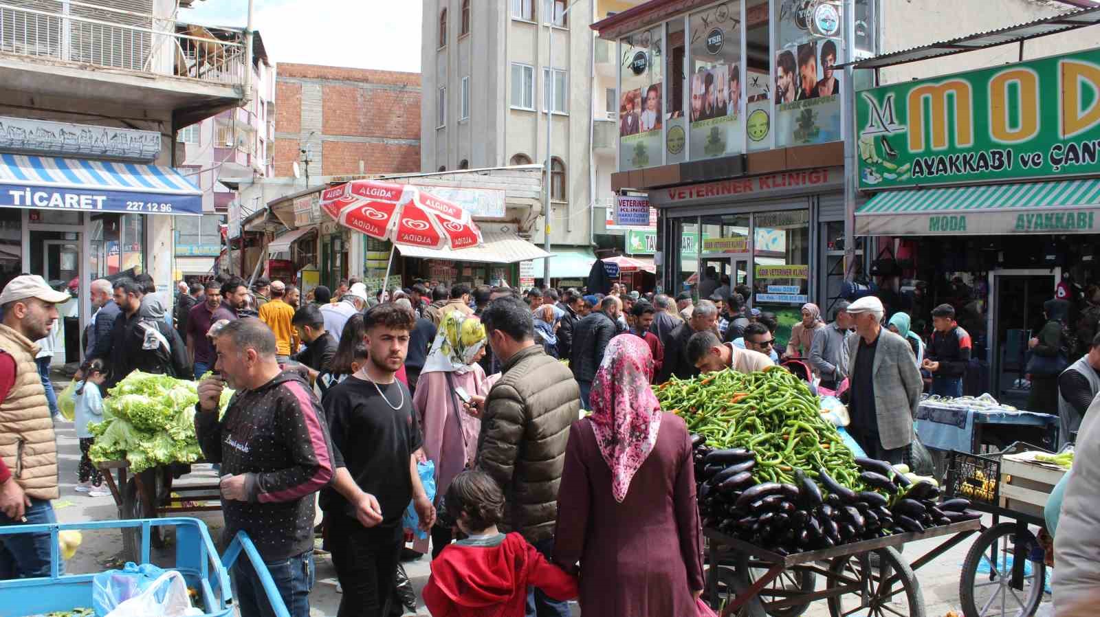 IĞDIR’DA RAMAZAN BAYRAMI ÖNCESİ ALIŞVERİŞ İÇİN ÇARŞIYA ÇIKAN VATANDAŞLAR, ÇARŞI