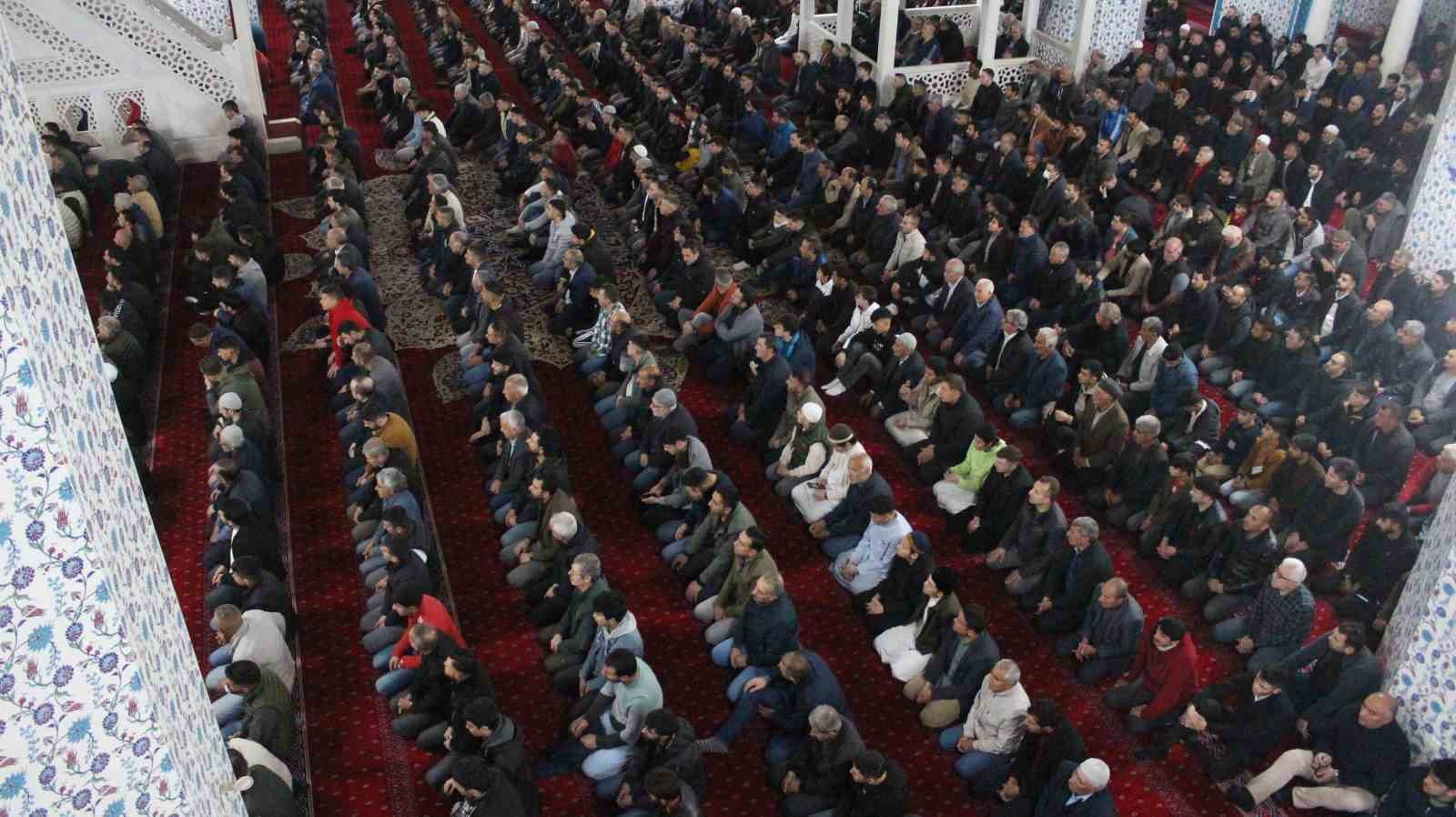 İLK RAMAZAN BAYRAMI NAMAZI IĞDIR’DA BURUK BİR ŞEKİLDE KILINDI