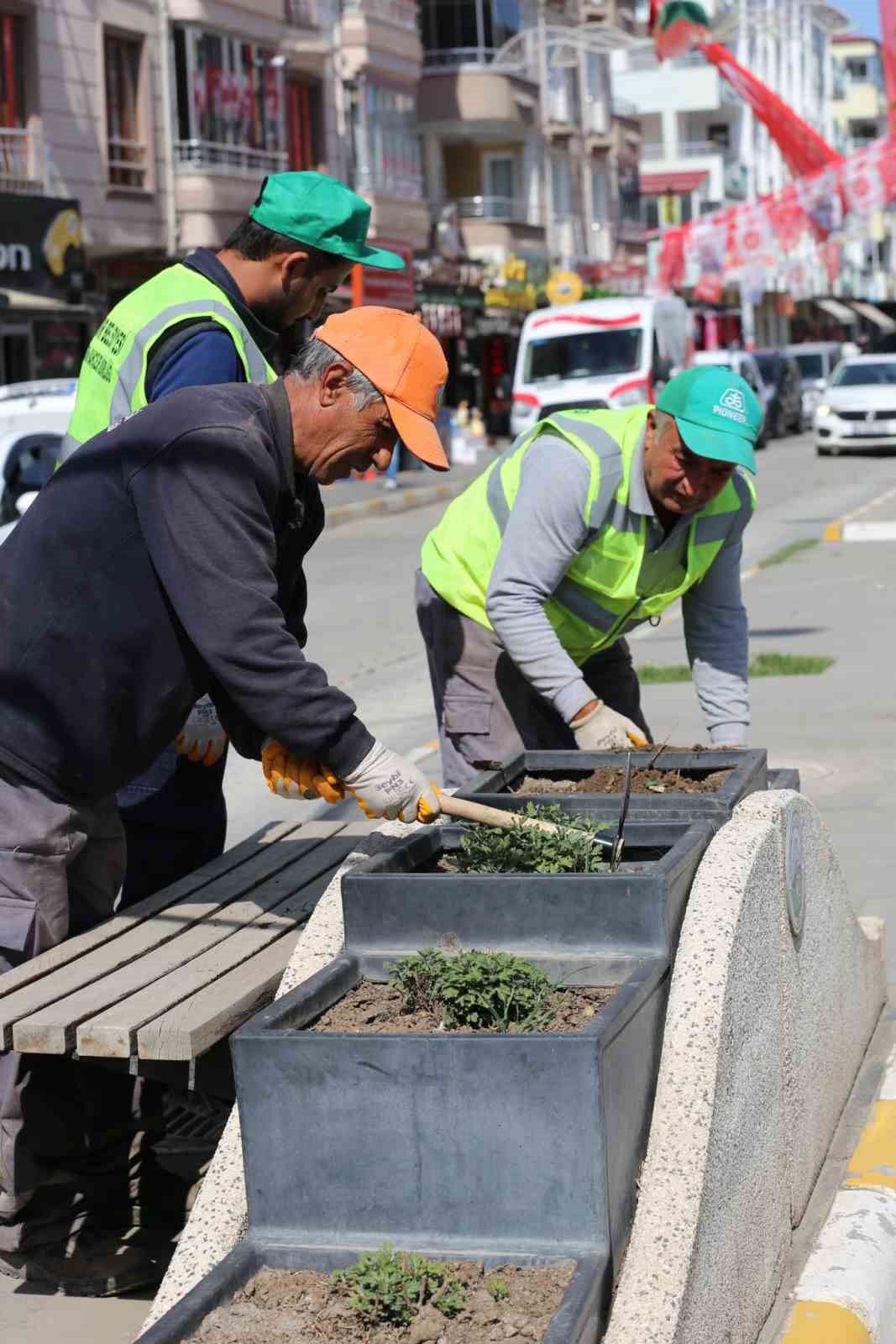IĞDIR’DA ŞEHİR GENELİNDE ÇİÇEK EKİMİ