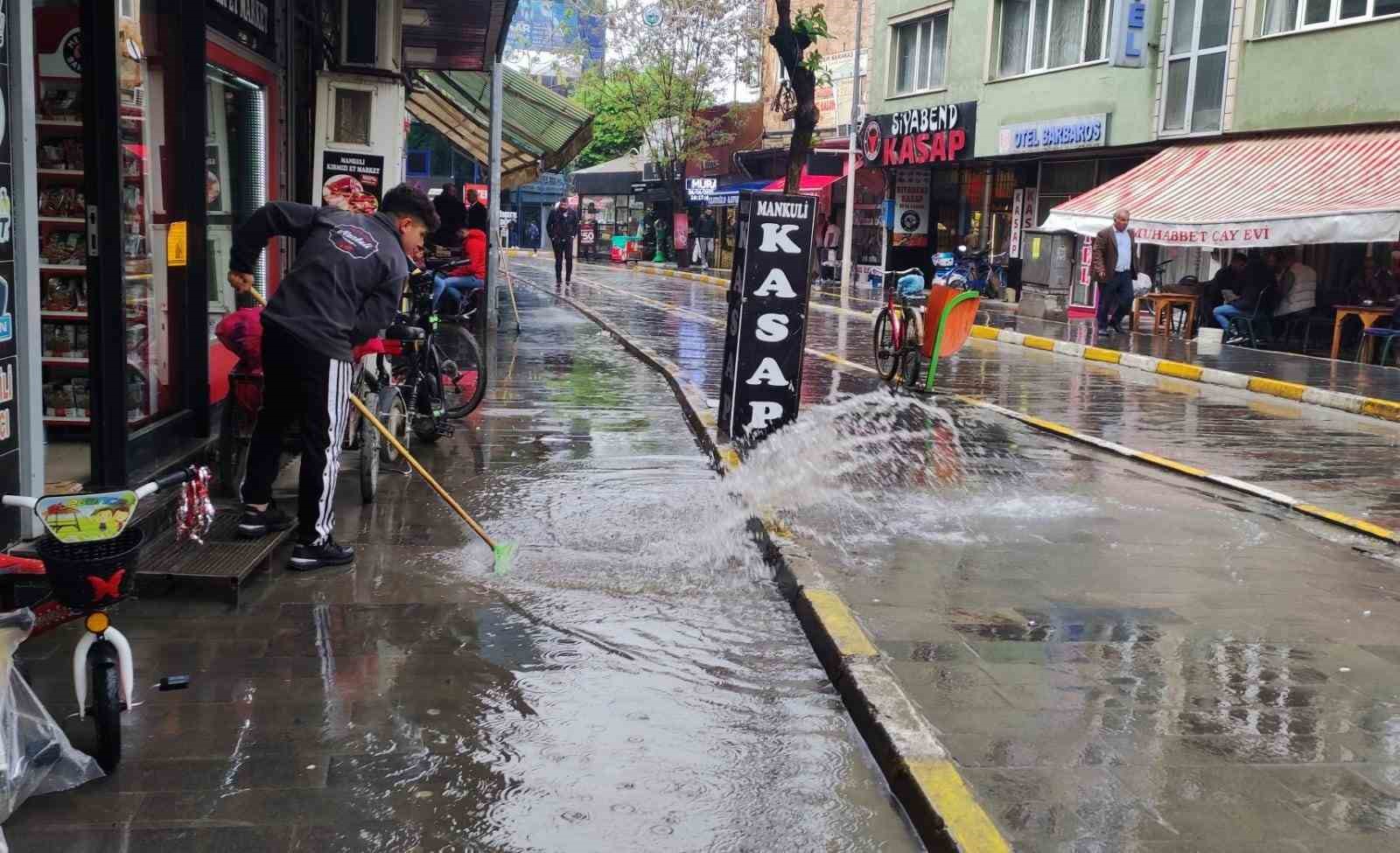 IĞDIR’DA VATANDAŞLAR YAĞMURA HAZIRLIKSIZ YAKALANDI