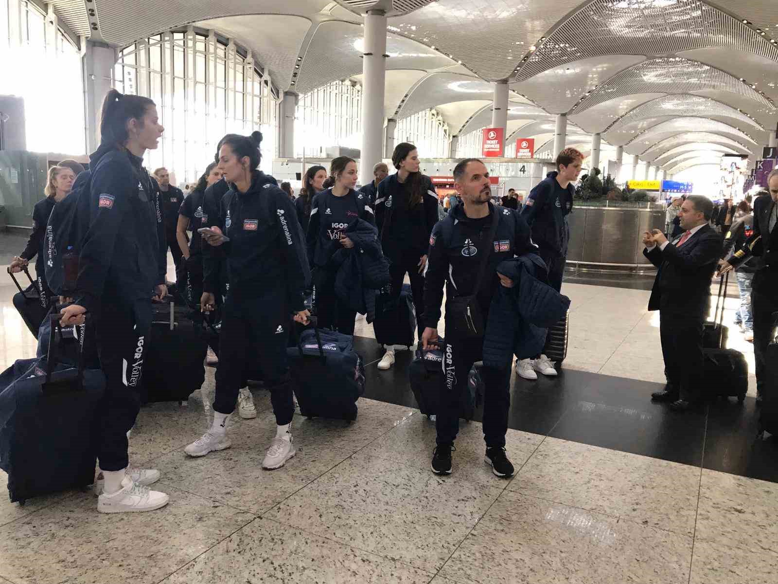 ECZACIBAŞI DYNAVİT İLE DÜN OYNANAN MAÇ SONRASI 18 YAŞINDAKİ VOLEYBOLCUSU
