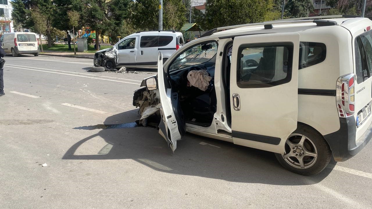 KAZADA, OTOMOBİLDE BULUNAN SAVAŞ AYDOĞDU, MEMİŞ AKTAR VE OTOMOBİLLERDE BULUNAN