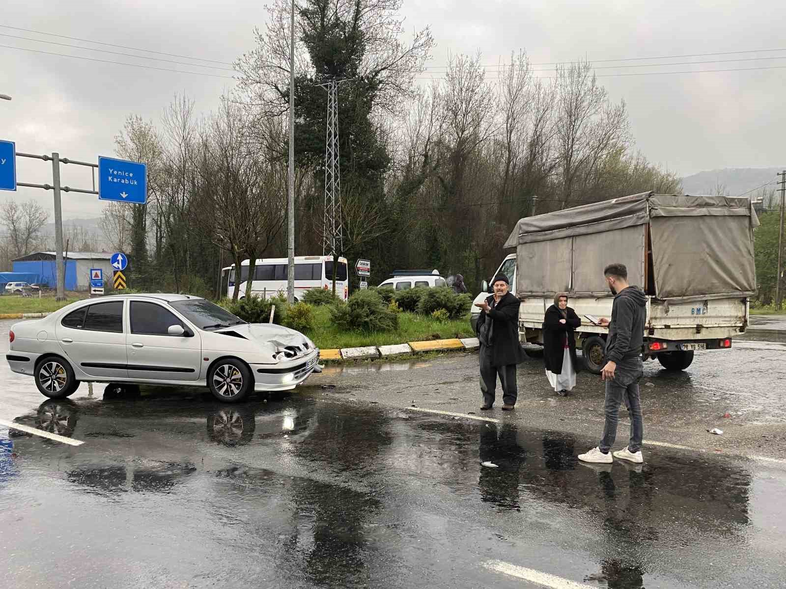 KAVŞAKTA MADDİ HASARLI KAZA