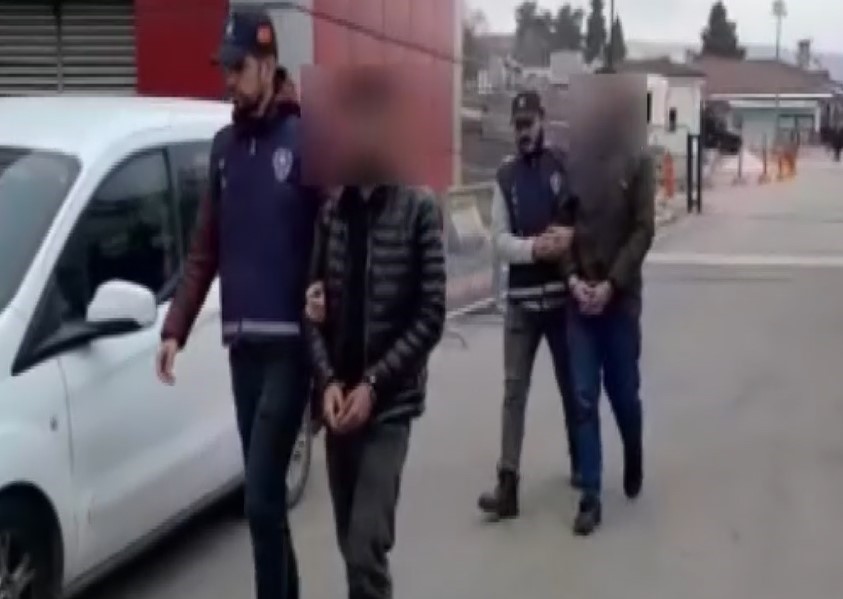 ŞAHISLARIN, HIRSIZLIK ÖNCESİ İKAMETLERDEN BİRİNE GİRME VE ÇALDIKLARI EŞYALARLA BÖLGEDEN