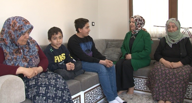 KONYA'DA 2 ÇOCUK ANNESİ MAHALLE MUHTARI ŞERİFE DOĞAN (YEŞİL CEKETLİ),