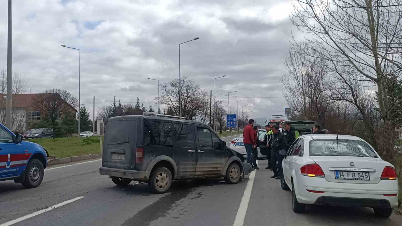 BOLU'DA İKİ HAFİF TİCARİ ARACIN ÇARPIŞMASI NETİCESİNDE 1 KİŞİ YARALANDI.