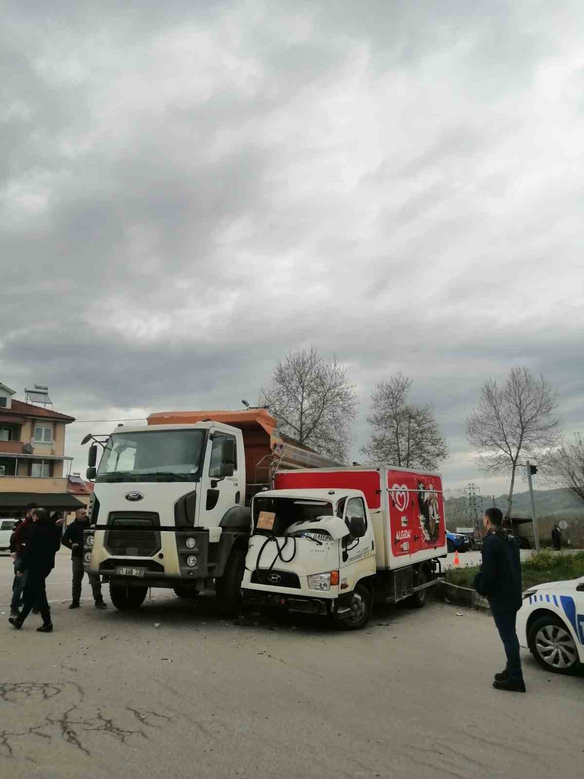 ÇAYCUMA İLÇESİ SALTUKOVA BELDESİ ÇEVRE YOLUNDA BULUNAN KAVŞAKTA TRAFİK KAZASI