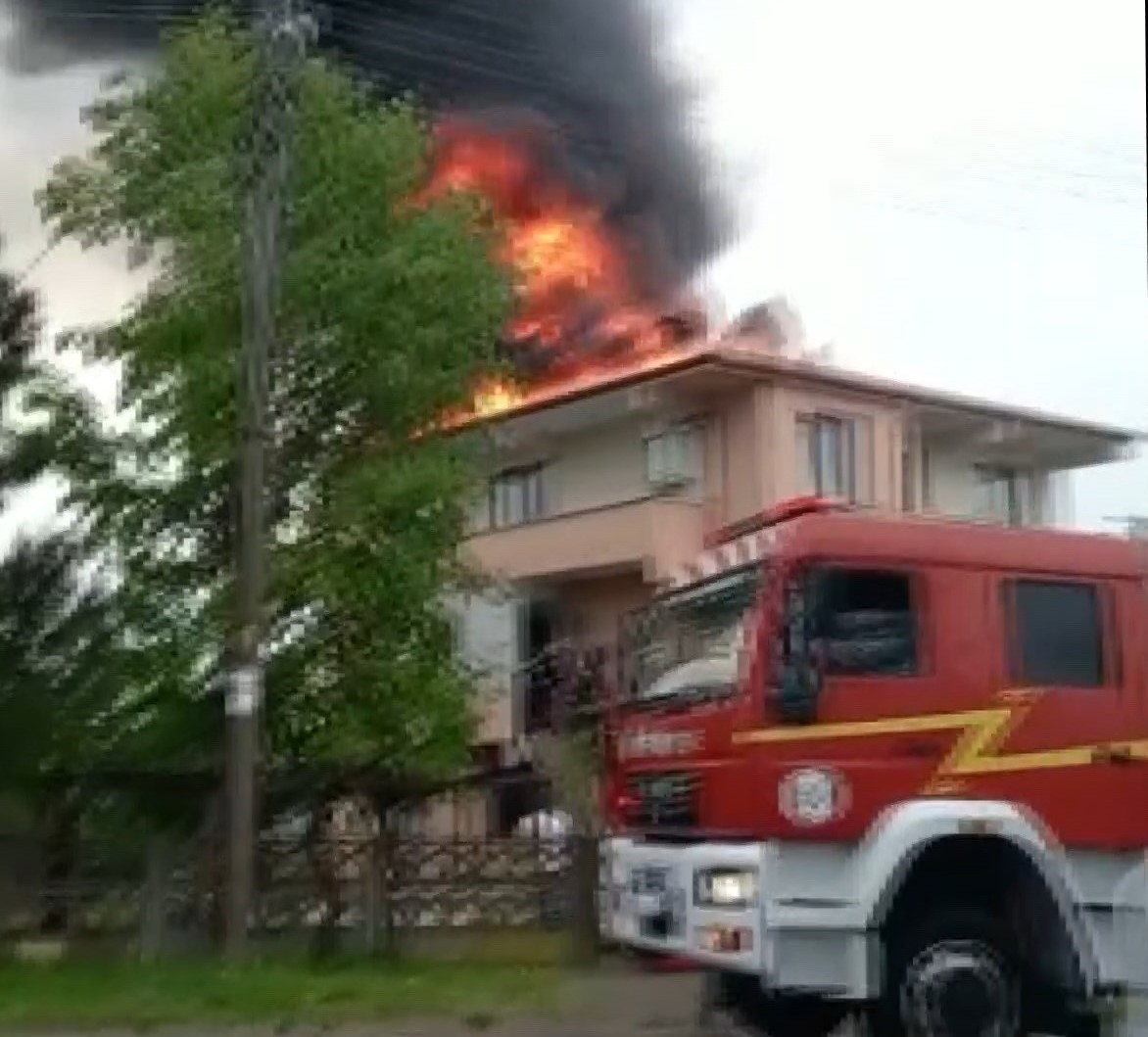 KOCAELİ’DE 2 KATLI APARTMANIN ÇATISI ALEVLERE TESLİM OLDU, O ANLAR