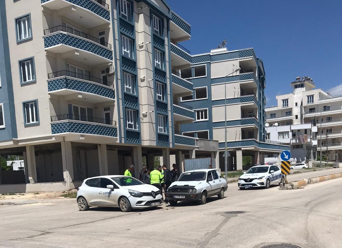 ADIYAMAN’DA, İKİ OTOMOBİLİN ÇARPIŞMASI SONUCU MEYDANA GELEN KAZADA 1 KİŞİ