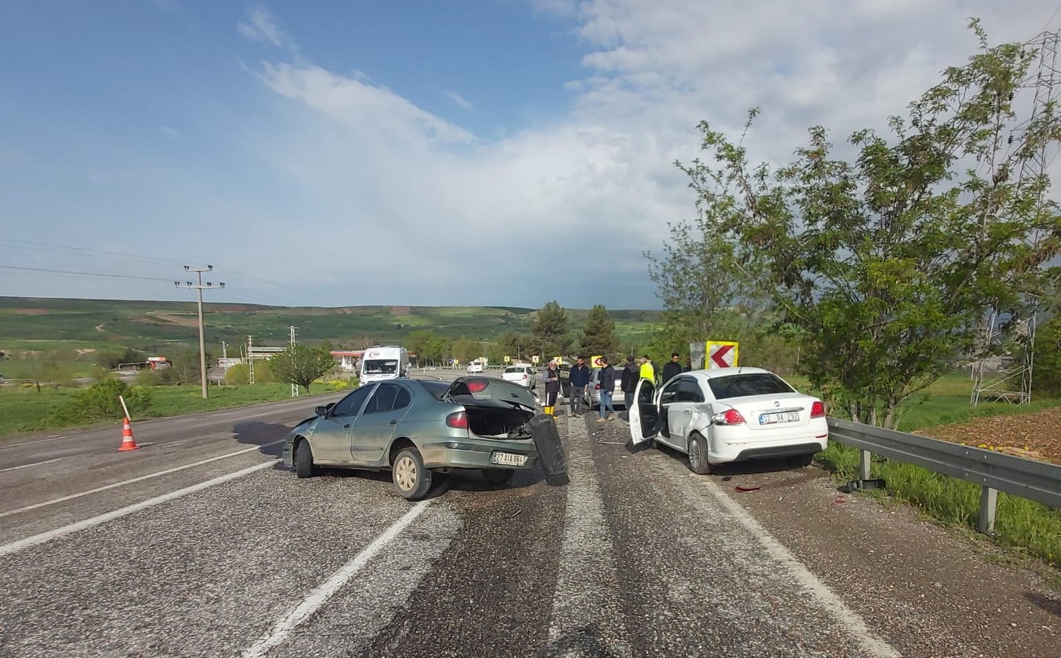 ADIYAMAN’DA, İKİ OTOMOBİLİN ÇARPIŞMASI SONUCU MEYDANA GELEN KAZADA 3 KİŞİ