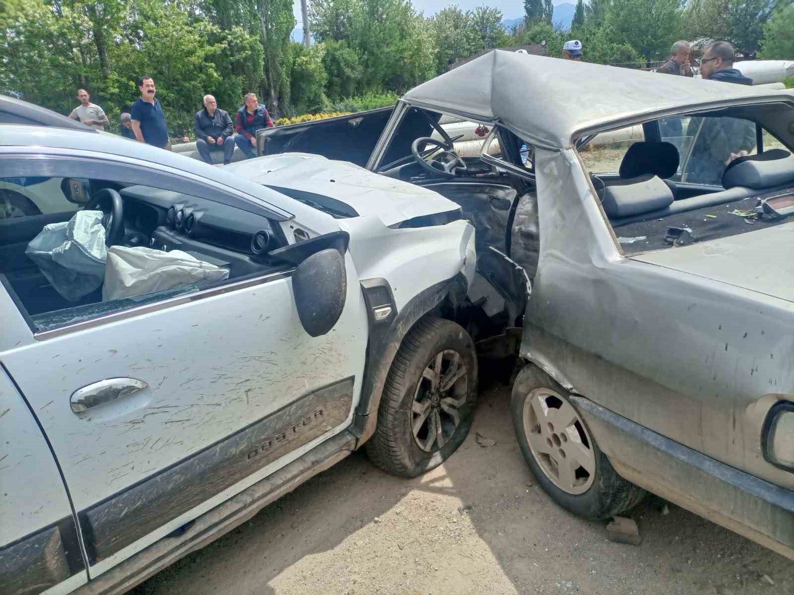 İZMİR’İN ÖDEMİŞ İLÇESİNDE KONTROLDEN ÇIKAN OTOMOBİL ŞARAMPOLE YUVARLANDI. MEYDANA GELEN