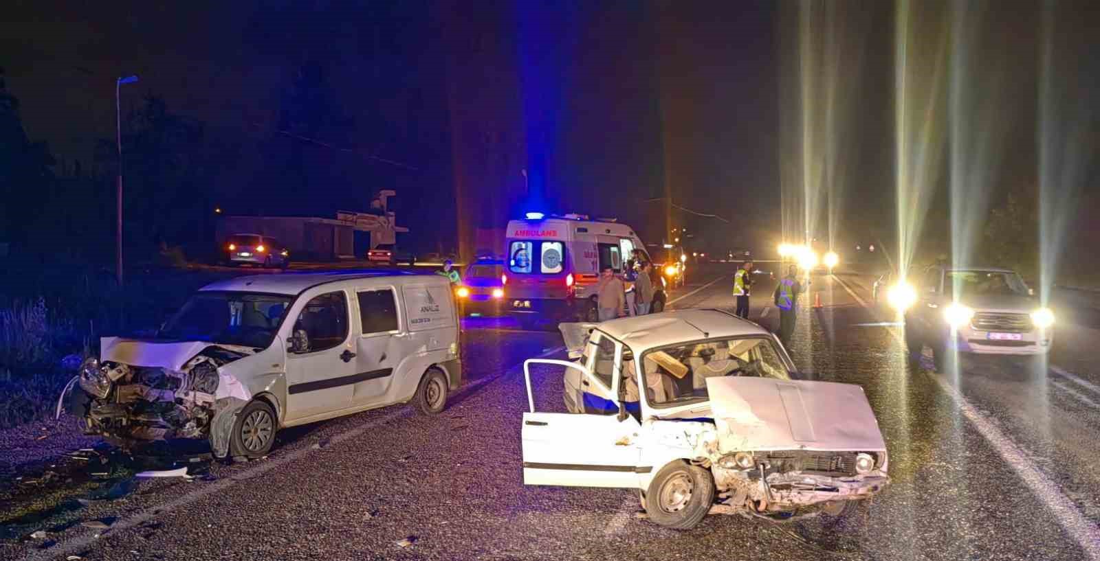 ADIYAMAN’DA, İKİ OTOMOBİLİN KAFA KAFAYA ÇARPIŞMASI SONUCU MEYDANA GELEN KAZADA