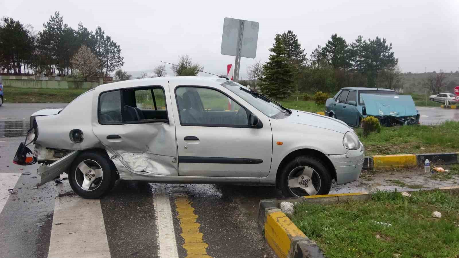 KASTAMONU’DA HAVALİMANI KAVŞAĞINDA İKİ OTOMOBİL ÇARPIŞTI. KAZADA ARAÇ SÜRÜCÜLERİ YARALANDI.