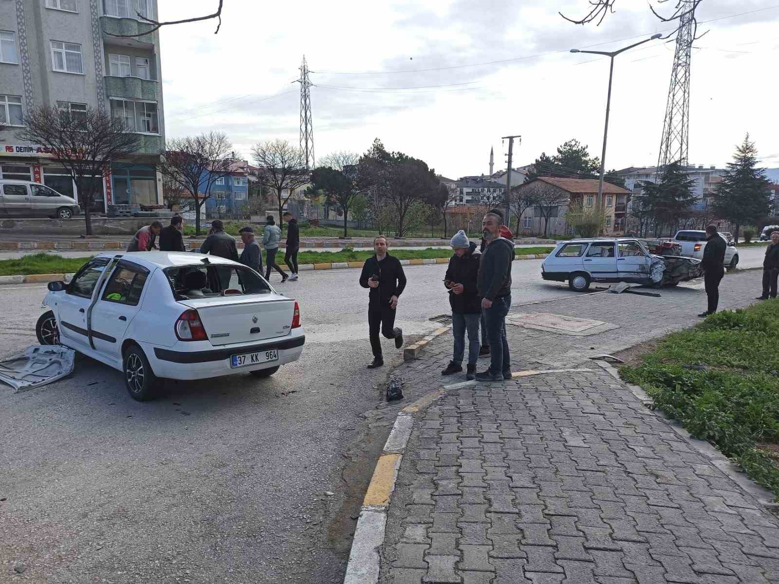 TOSYA İLÇE MERKEZİNDE MEYDANA GELEN TRAFİK KAZASINDA 2 KİŞİ YARALANDI