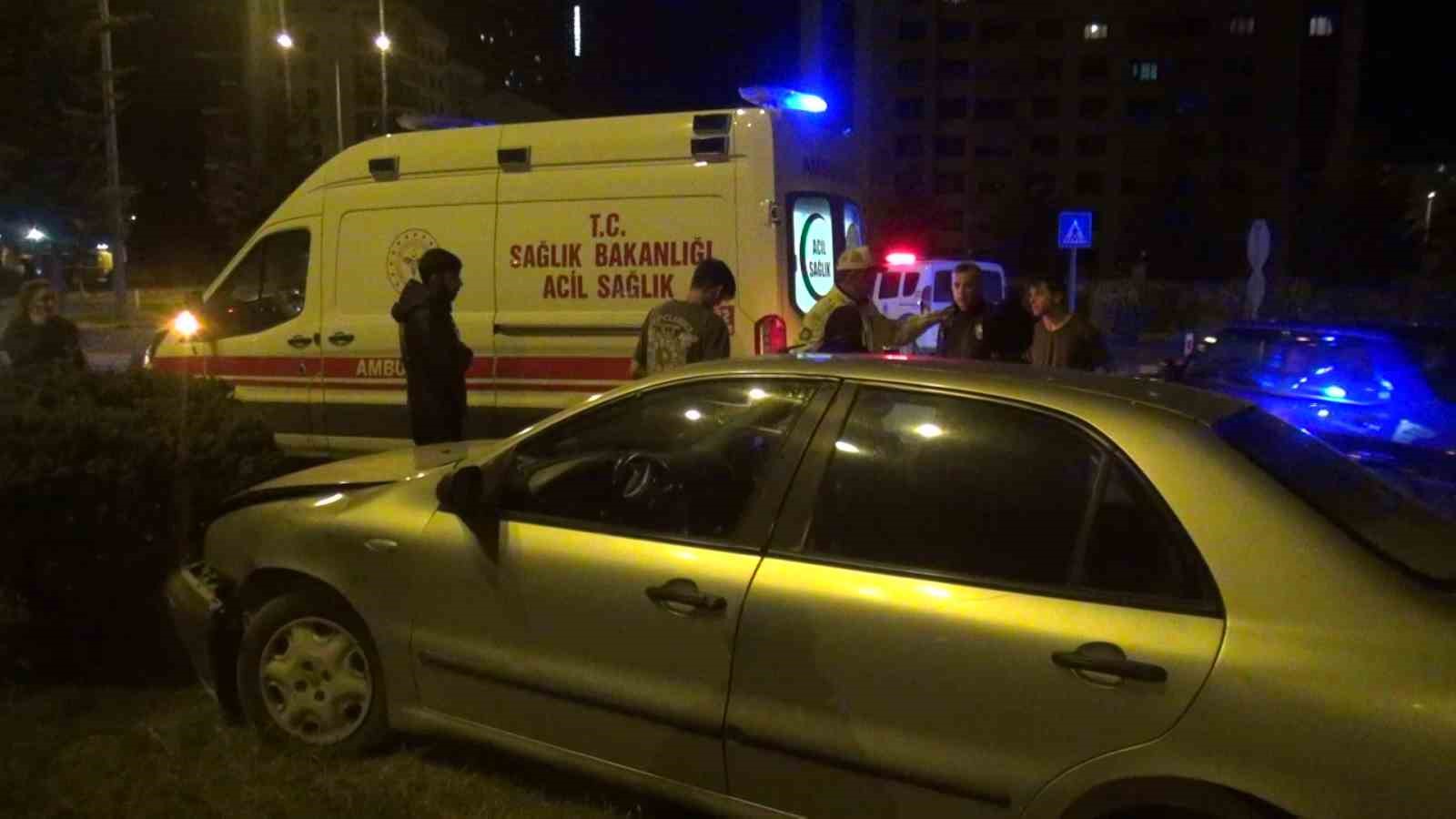 KASTAMONU’DA KAVŞAKTA İKİ OTOMOBİLİN ÇARPIŞTIĞI KAZADA 2 KİŞİ YARALANDI.