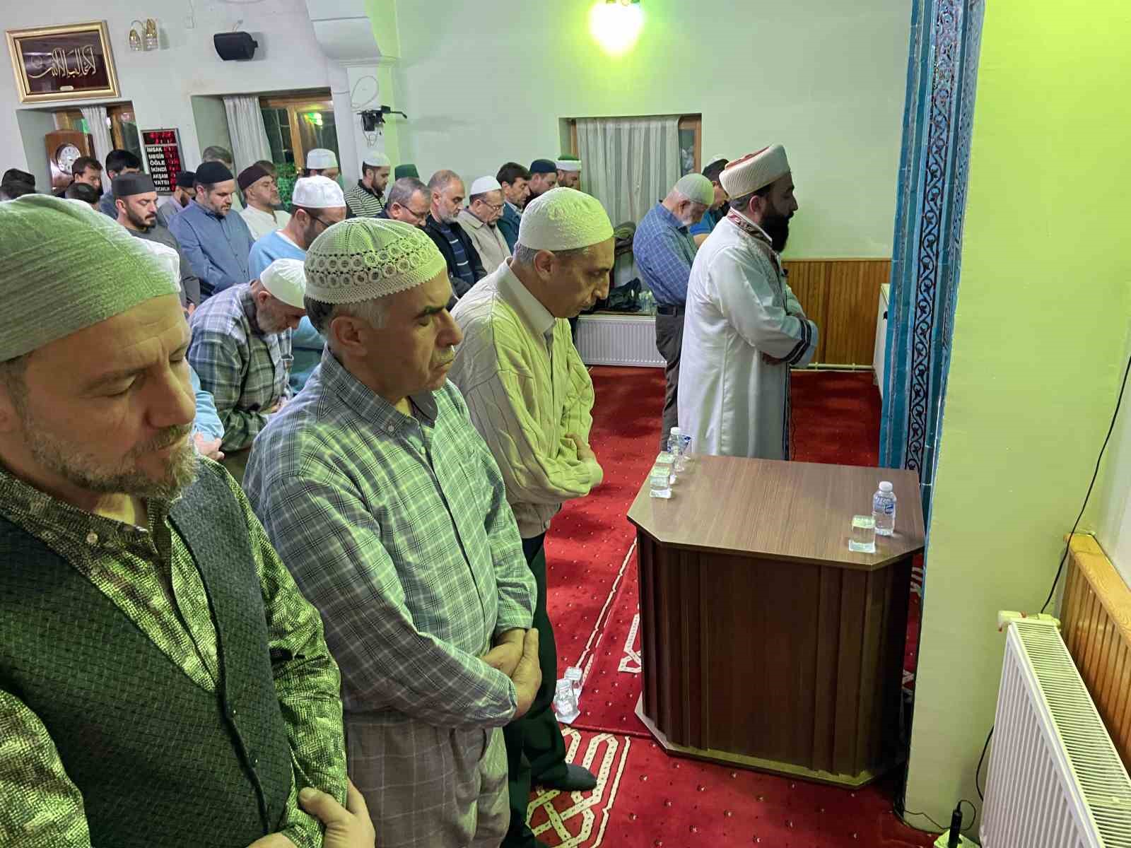 KONYA’DA TARİHİ SADREDDİN KONEVİ CAMİİ’NDE GÖREVLİ TEK YUMURTA İKİZİ İMAMLAR