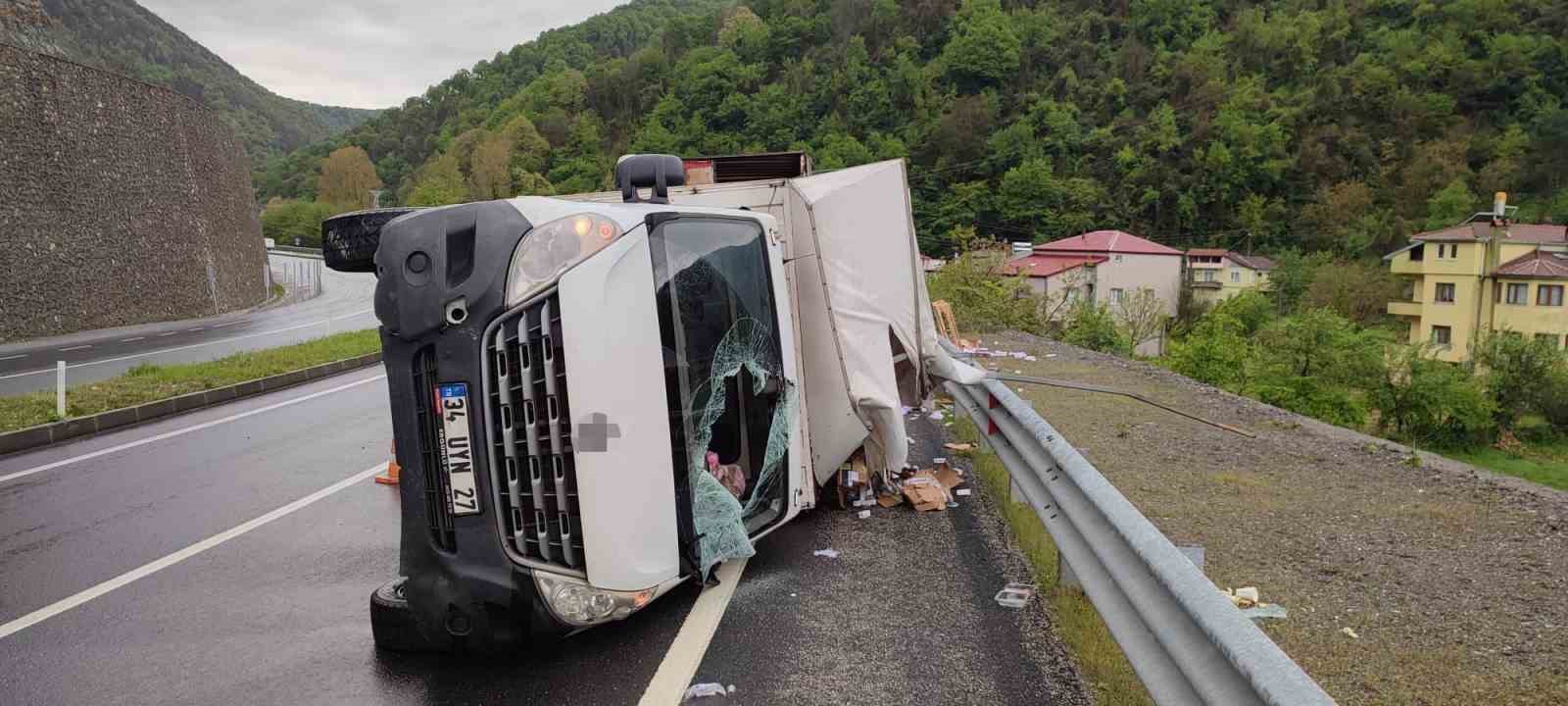ZONGULDAK-EREĞLİ YOLU ÜZERİNDE SÜRÜCÜSÜNÜN KONTROLÜNDEN ÇIKAN İLAÇ KAMYONU YAN YATTI.