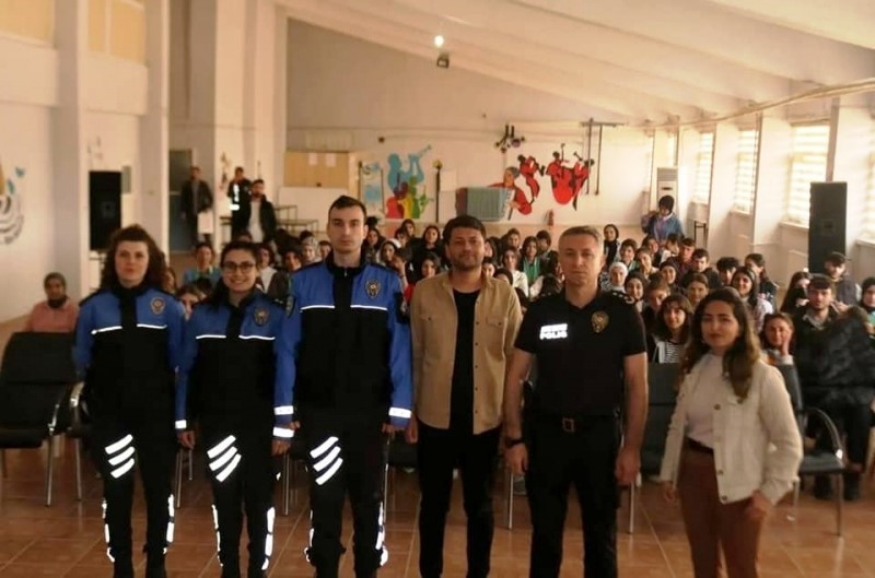İDİL İLÇE EMNİYET MÜDÜRÜ ALİ PEHLİVAN, LİSELİ ÖĞRENCİLERLE BİRARAYA GELEREK
