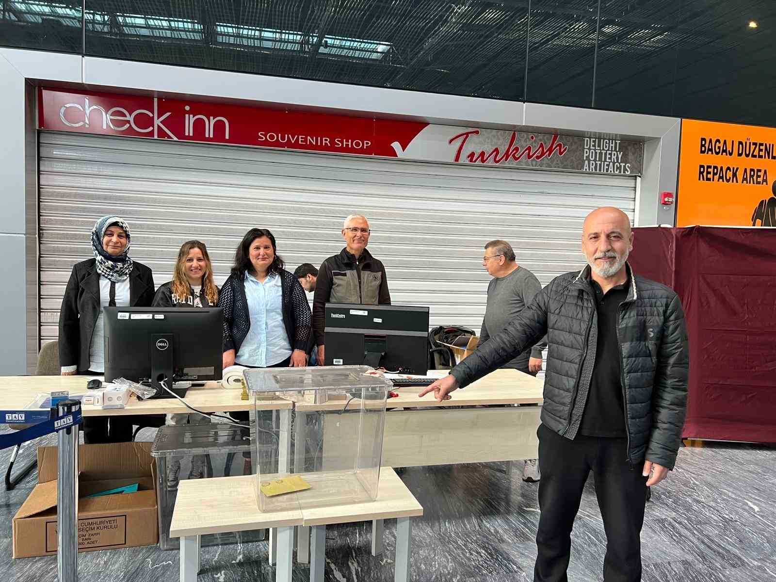 CUMHURBAŞKANLIĞI SEÇİMİ VE 28. DÖNEM MİLLETVEKİLİ GENEL SEÇİMİ'NDE İLK OYU