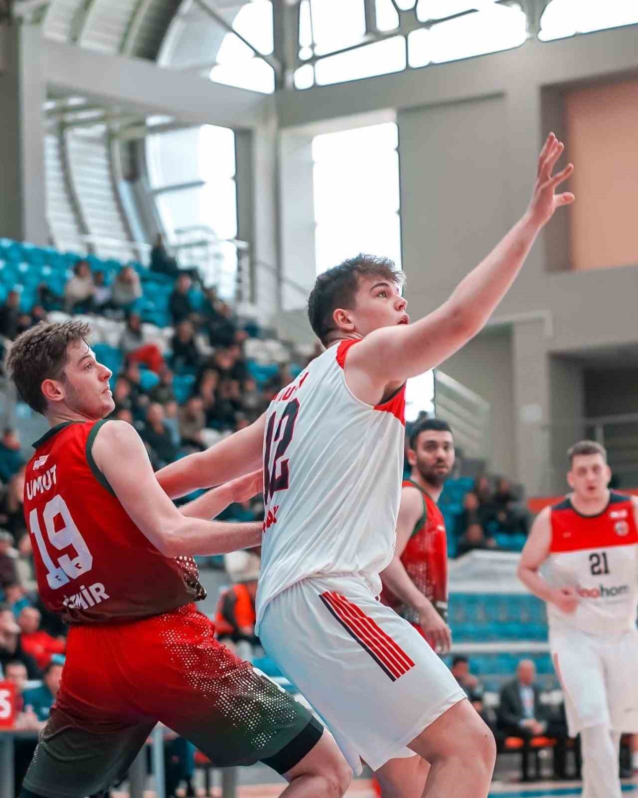 İLKLER ŞEHRİ UŞAK BASKETBOL TAKIMI EVİNDE AĞIRLADIĞI KARŞIYAKA GENÇLİK BELEDİYE