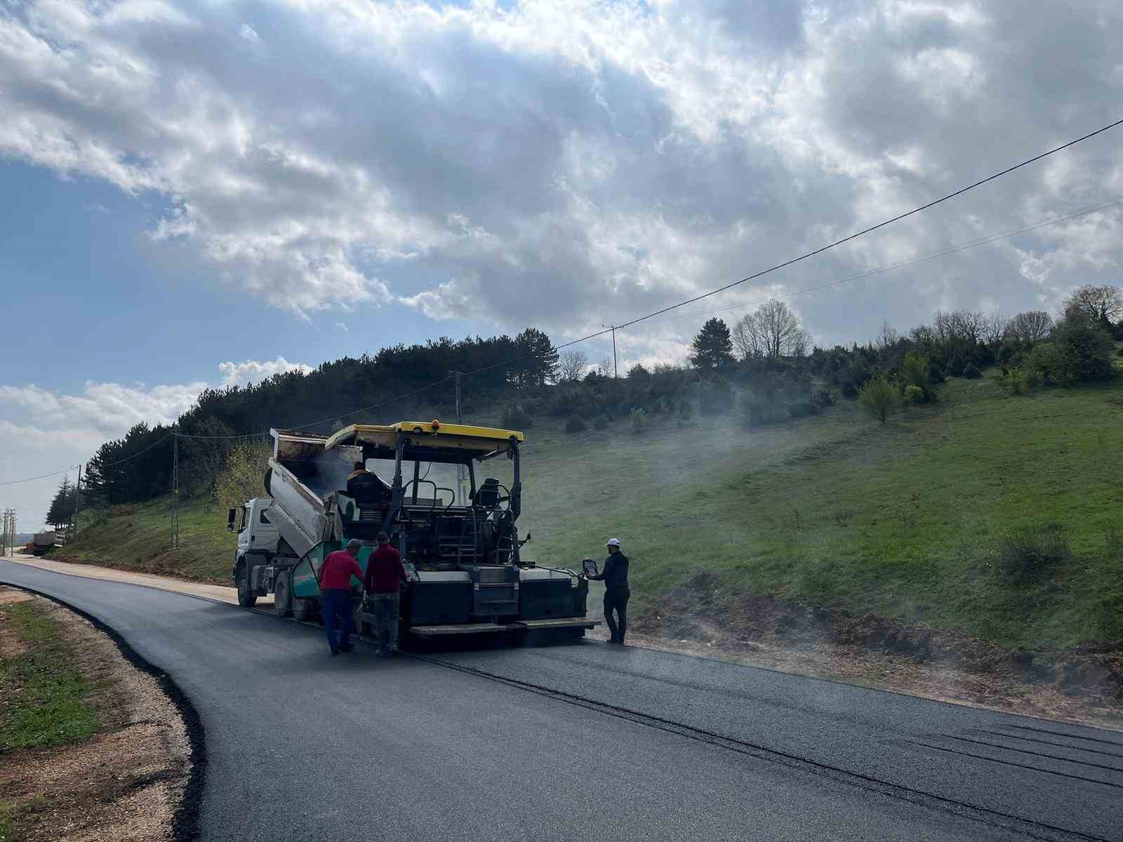 İLYASBEY KÖYÜNÜN YOLU SICAK ASFALT OLDU