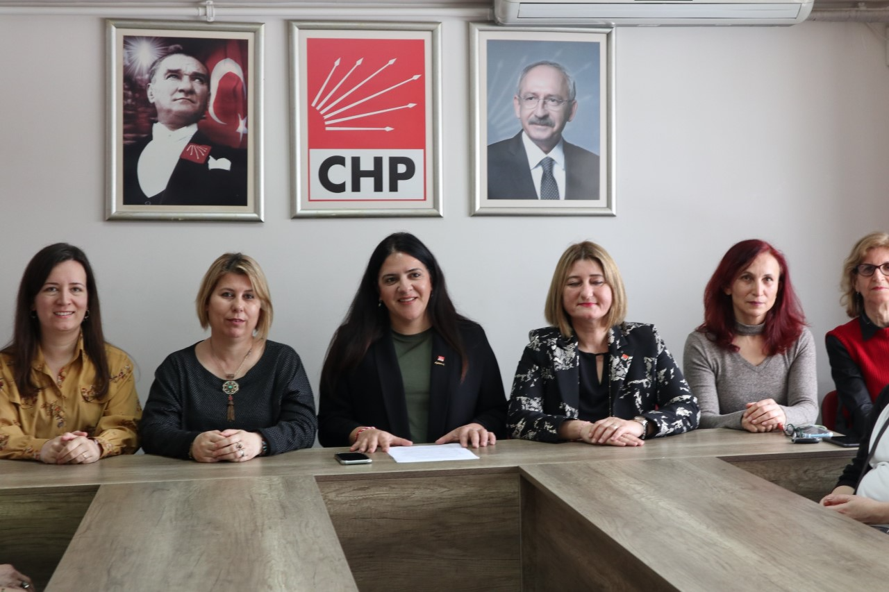 Cumhuriyet Halk Partisi Bandırma İlçe Kadın Kolları Başkanı Canan Zivane, 3