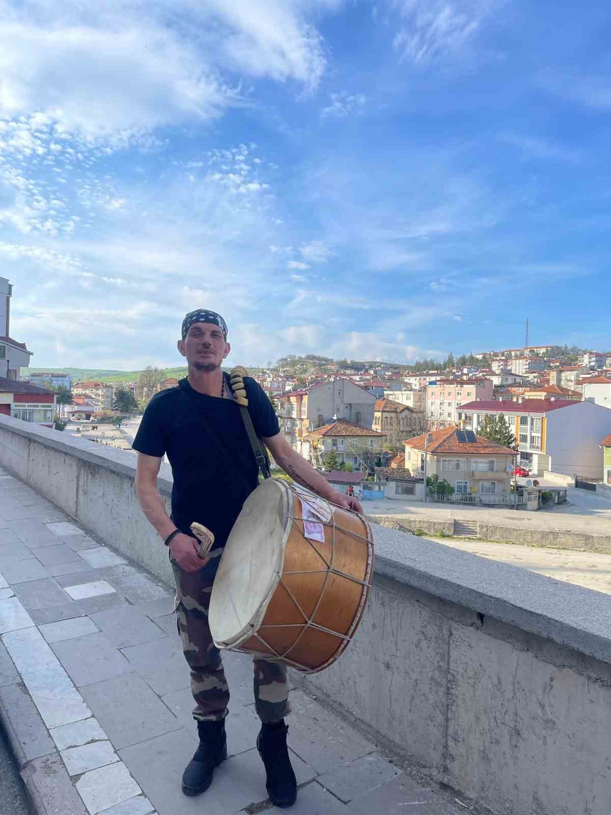 İNSANLARI SAHURA SOKAK HAYVANLARI İLE BİRLİKTE KALDIRIYOR