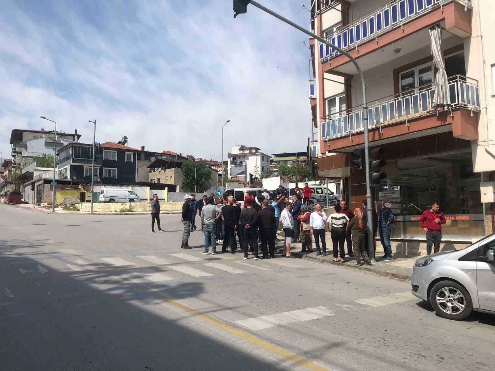 DENİZLİ’NİN MERKEZEFENDİ İLÇESİNDE İŞ YERİNDE SİLAHLI SALDIRIYA UĞRAYAN ESNAF, VÜCUDUNA