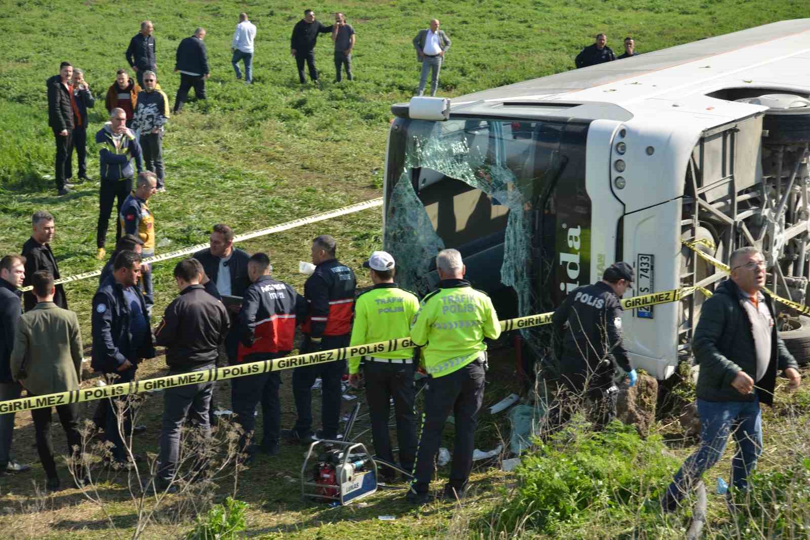 ESKİŞEHİR’DE BİR KAMYON FABRİKASINDA ÇALIŞAN İŞÇİLERİ TAŞIYAN OTOBÜSÜN YOLDAN ÇIKARAK