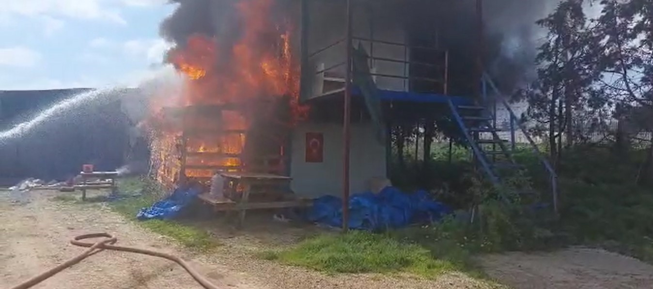 KOCAELİ’NİN GEBZE İLÇESİN DE BULUNAN ÇİTLİKTE, İŞÇİLERİN BARINDIĞI KONTEYNER ALEV