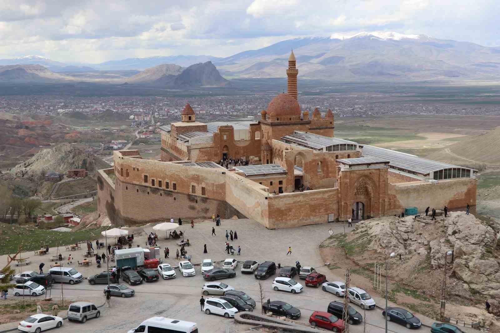 AĞRI'NIN DOĞUBAYAZIT İLÇESİNDE YER ALAN VE TÜRK MİMARİ TARİHİNİN EN
